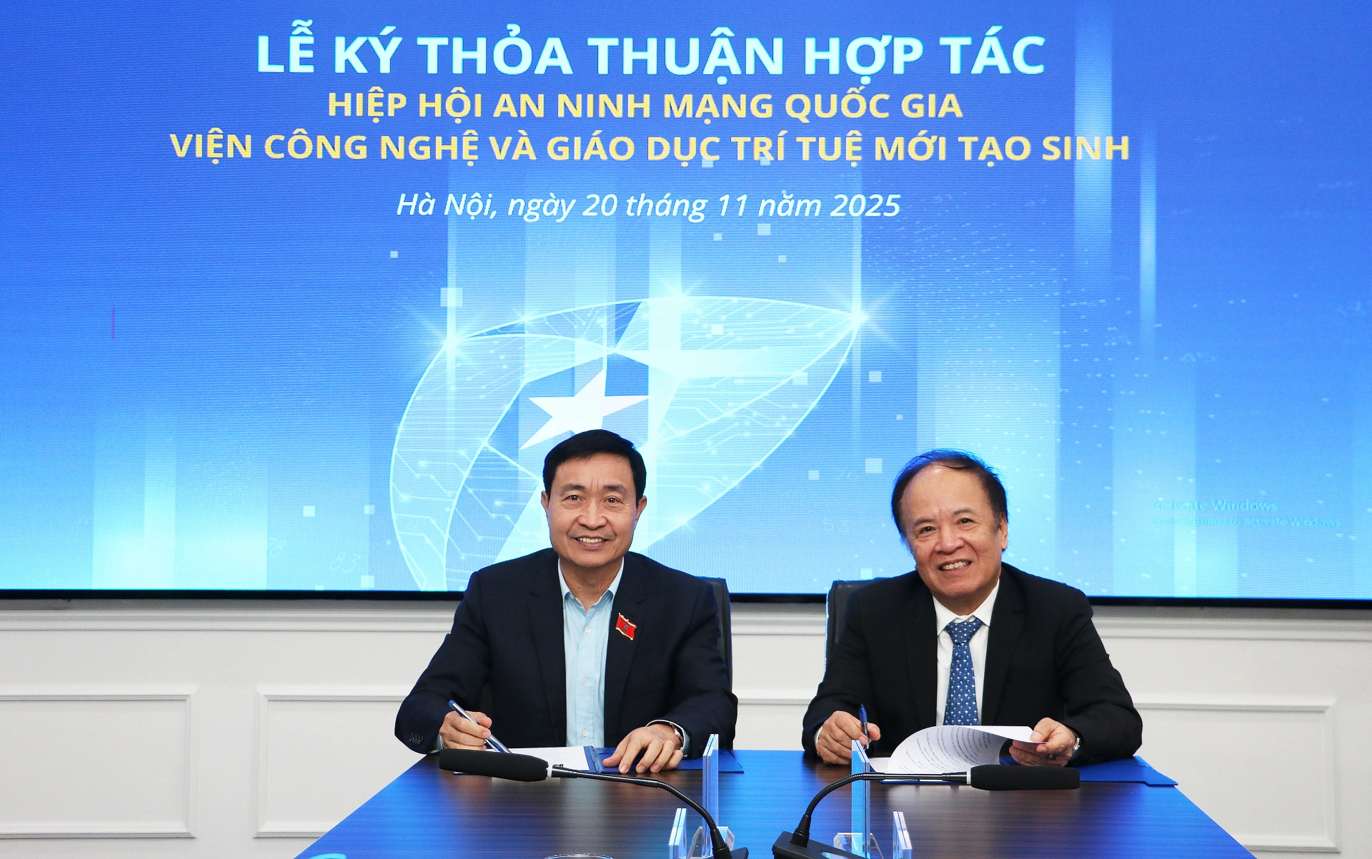 PGS.TS Nguyễn Ái Việt - đại diện IGNITE và Trung tướng Nguyễn Minh Chính - Phó Chủ tịch thường trực Hiệp hội An ninh mạng quốc gia ký kết hợp tác giữa 2 đơn vị