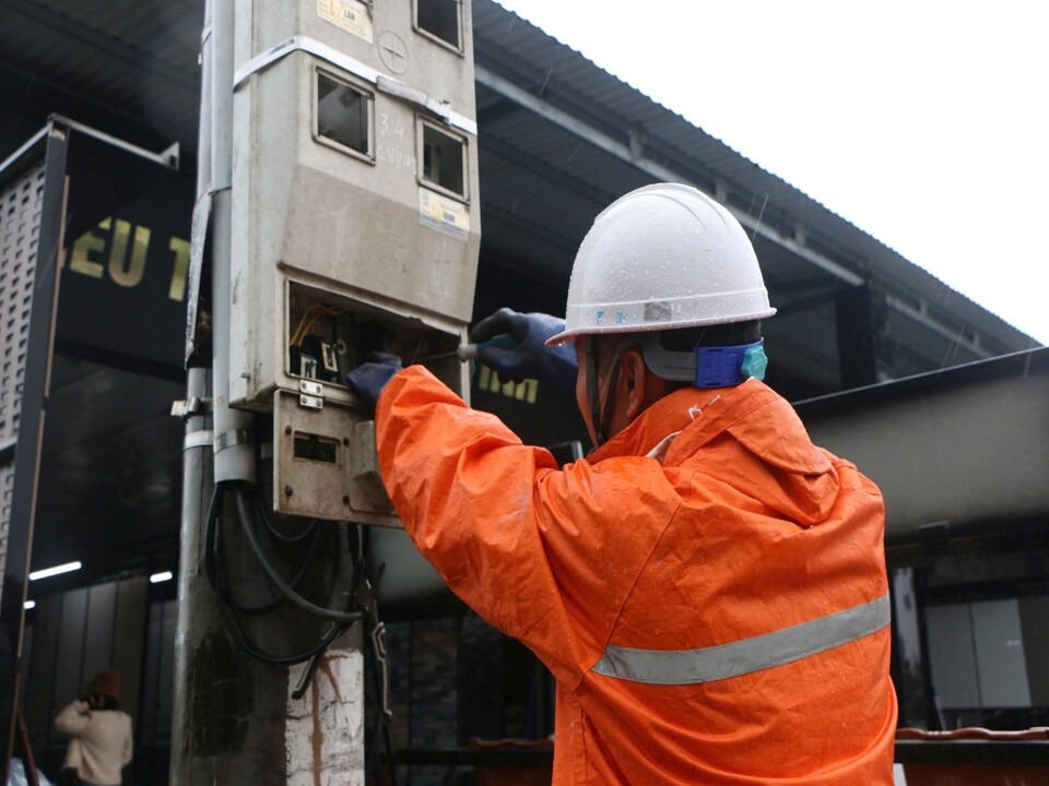 Nhân viên EVNNPC kiểm tra sửa chữa hệ thống điện.