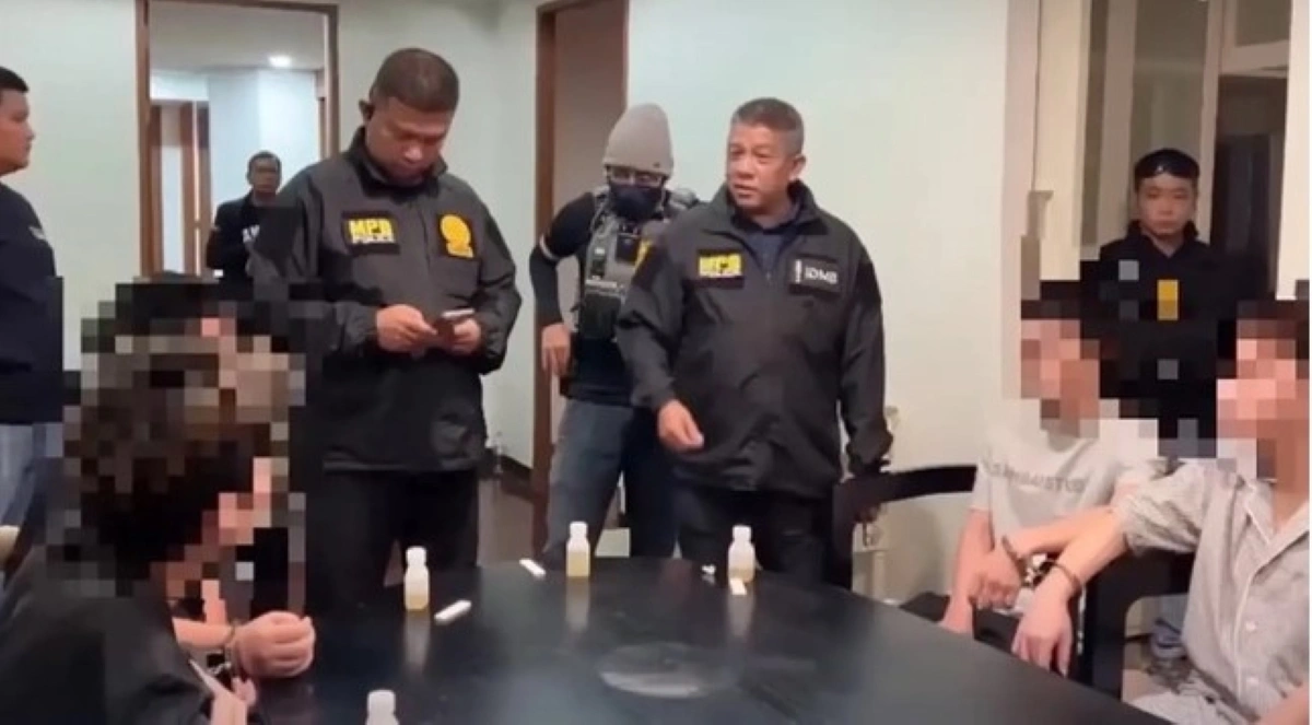 Cảnh sát Thái Lan bắt 4 nghi phạm Trung Quốc cầm đầu đường dây lừa đảo trực tuyến - Ảnh: NATION THAILAND