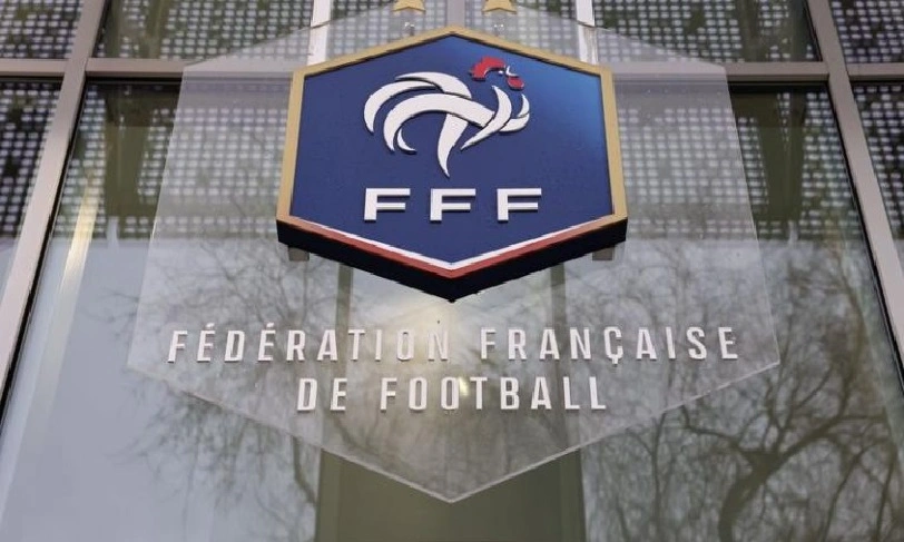 Biểu tượng Liên đoàn bóng đá Pháp trước trụ sở. Ảnh Alamy