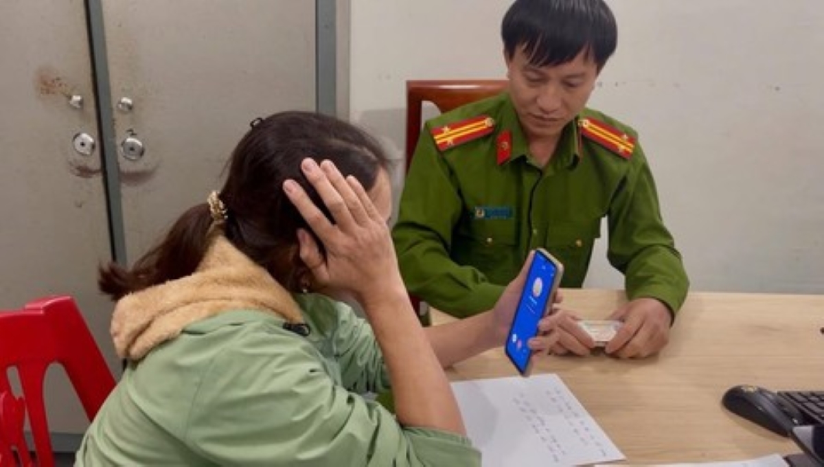 Trung tá Hoàng Văn Lạng đang giải thích cho chị H. về các thủ đoạn lừa đảo qua không gian mạng