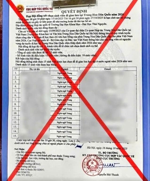 Các đối tượng dùng thủ đoạn giả mạo “Thông báo dự tuyển” hoặc “Quyết định họp Hội đồng xét chọn” rất tinh vi, có tên cơ quan, chữ ký và dấu đỏ. Ảnh: Công an xã Quốc Việt