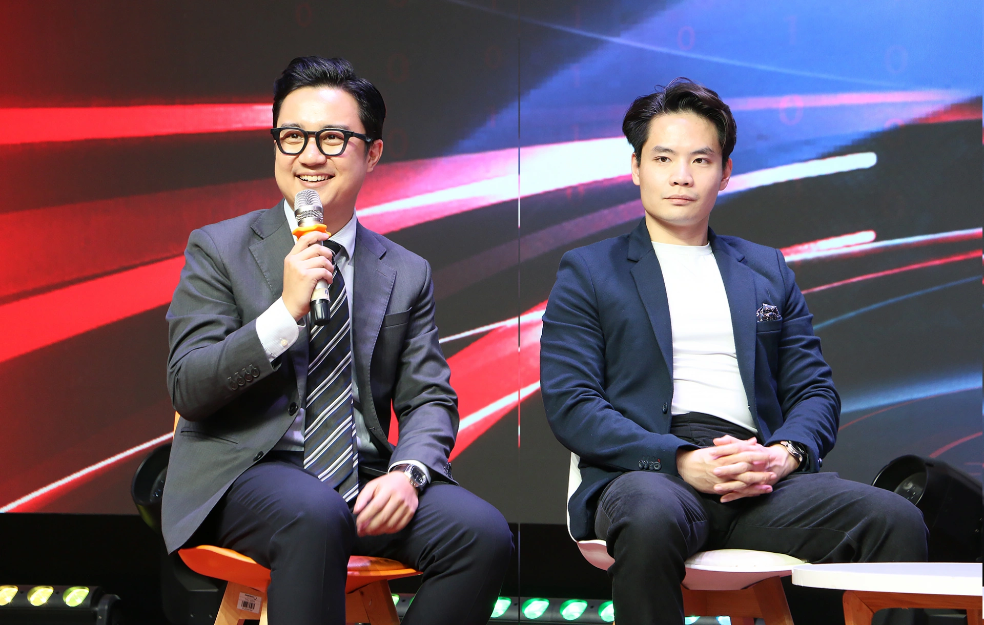 MC Sơn Lâm (bên trái) tại trong buổi toạ đàm tại Đại học Phenikaa