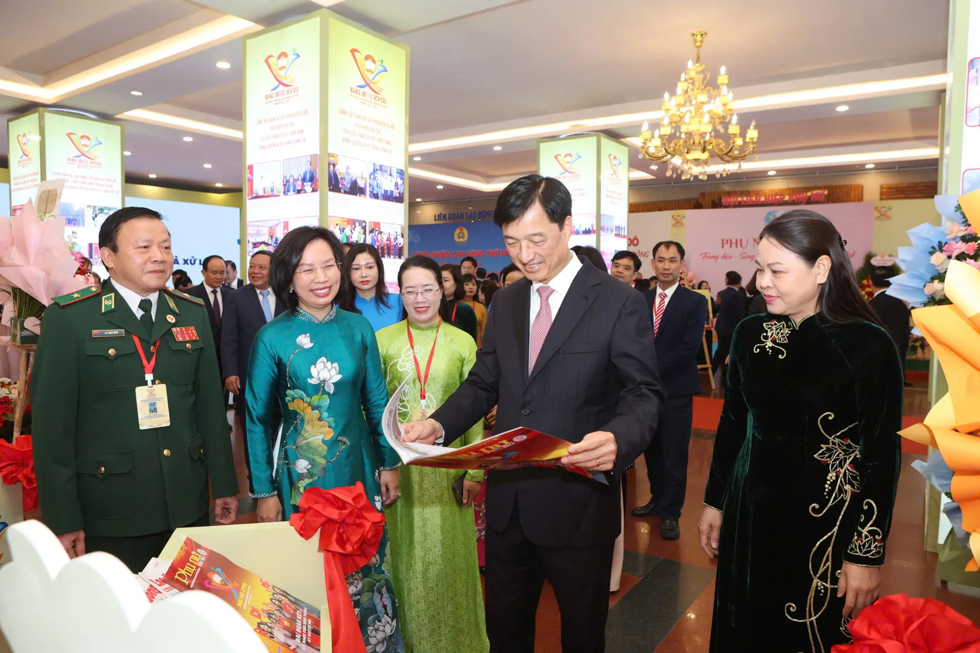 Bí thư Thành uỷ Hà Nội Nguyễn Duy Ngọc và các đại biểu tham quan triển lãm ảnh và không gian “Đoàn kết - Sáng tạo”