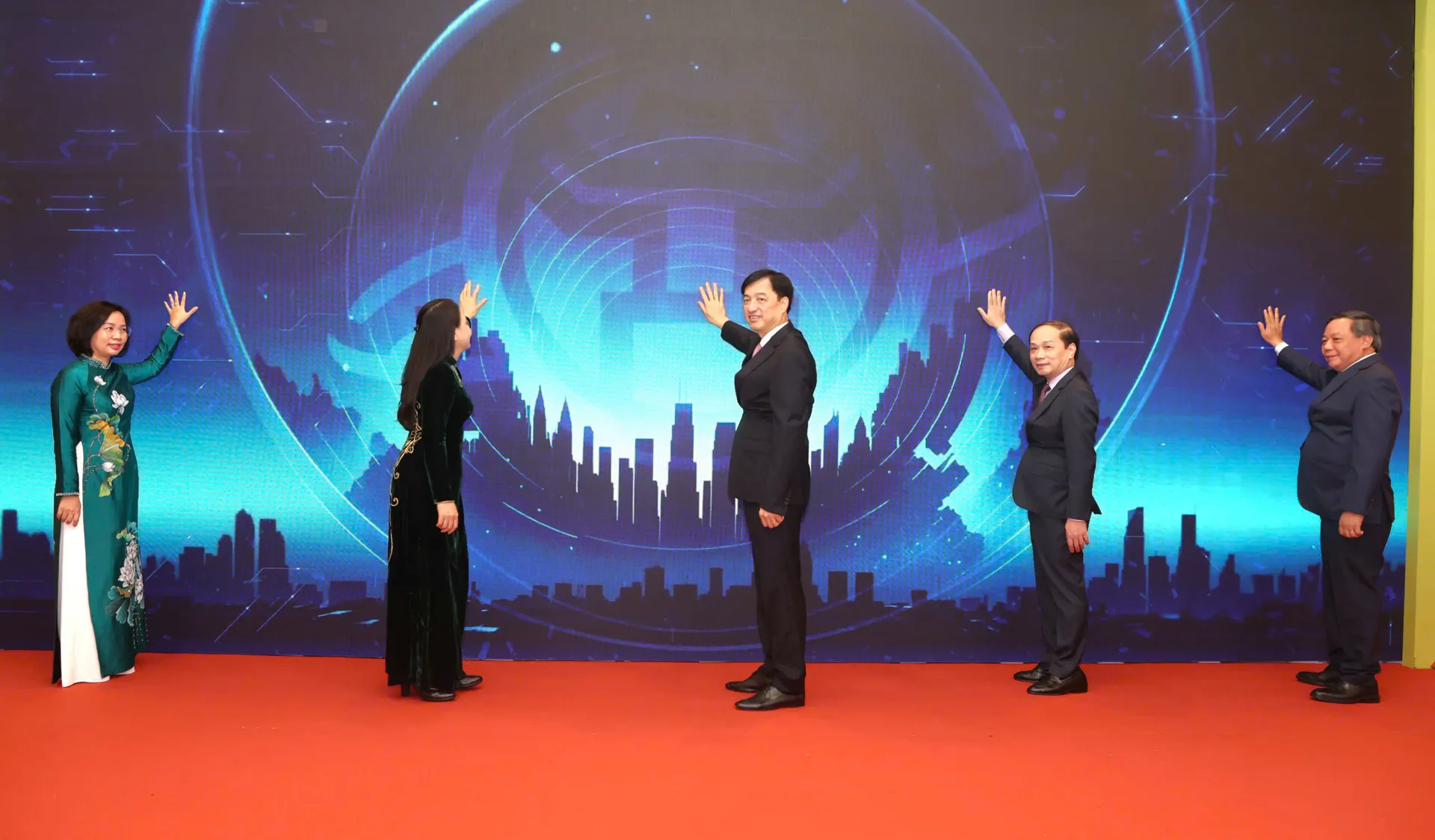 Các đại biểu nhấn nút cập nhật phần mềm “Mặt trận số” trên app iHanoi.