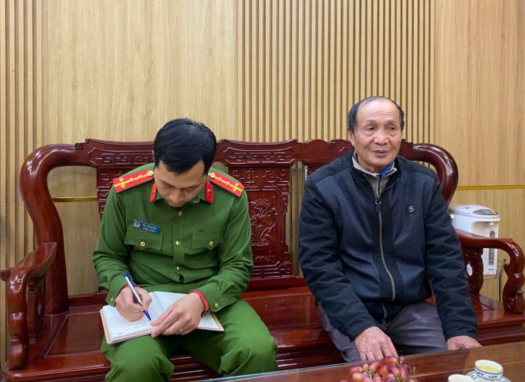 Ông Nguyễn Văn Ch. (phải) thông tin vụ việc với Công an xã. Ảnh Công an Tp Hải Phòng.