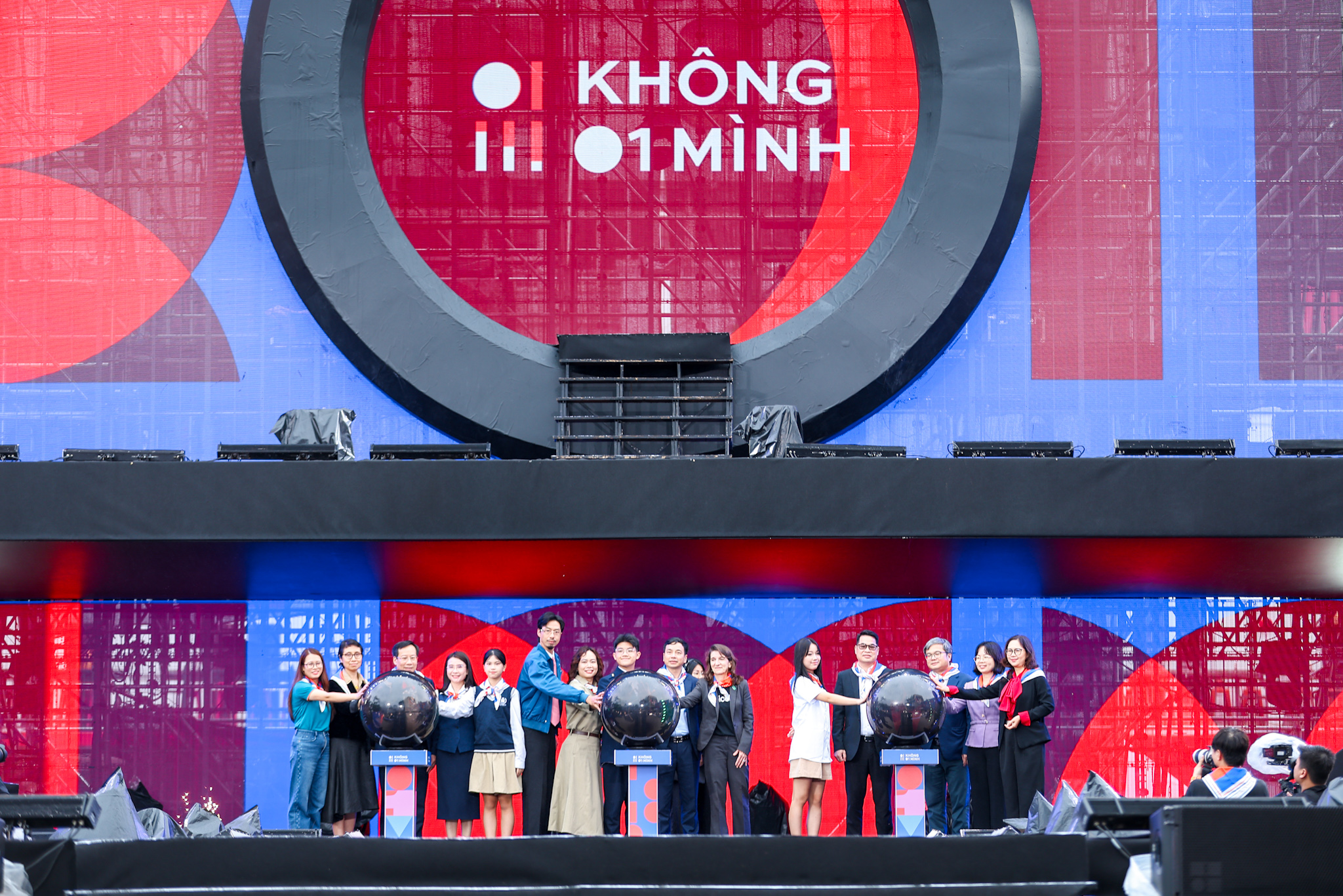 Các đại biểu nhấn nút chính thức khai mạc Ngày hội An toàn trực tuyến tại Phố đi bộ Hà Nội.