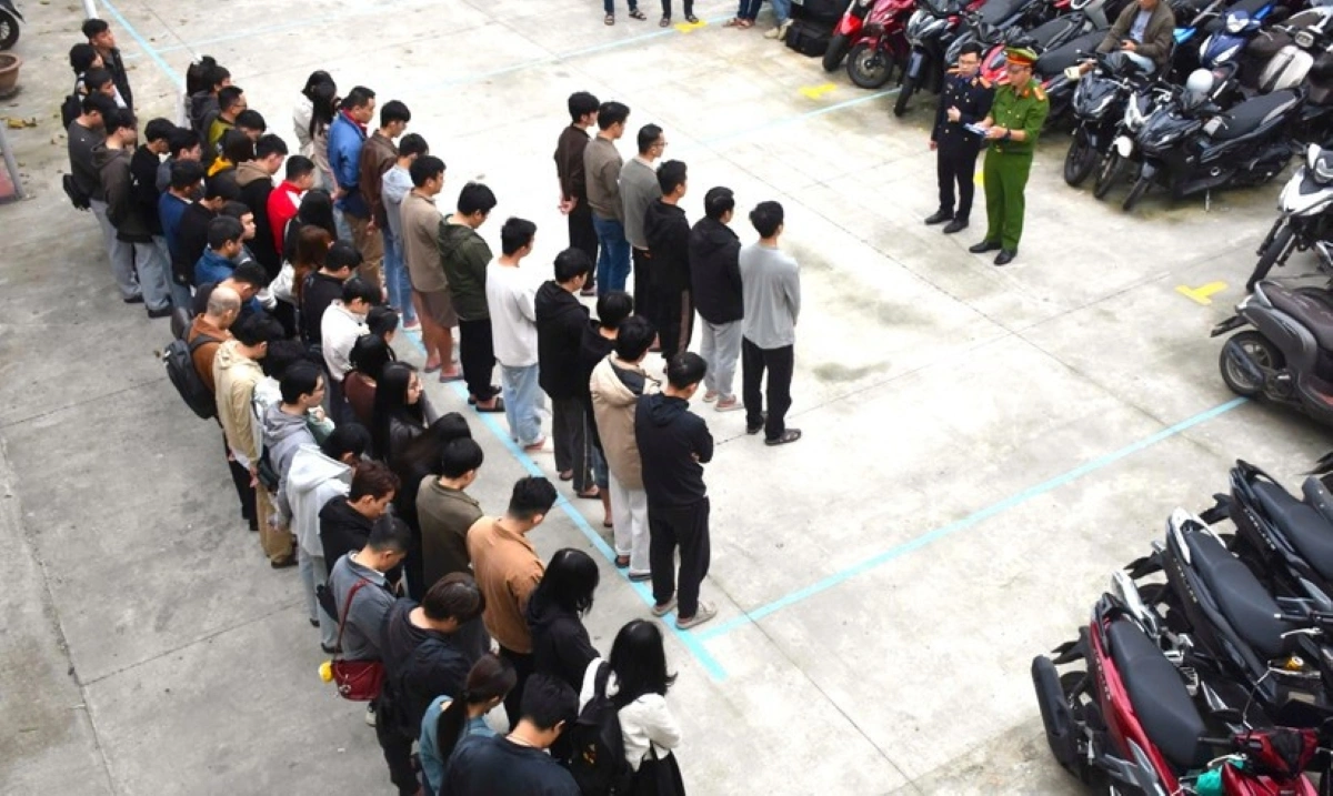 Công an đọc lệnh khởi tố một số đối tượng trong đường dây núp bóng công ty công nghệ để vi phạm pháp luật. (Ảnh: Công an Đà Nẵng)