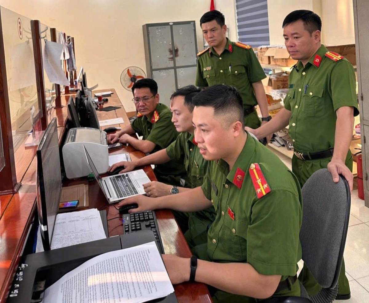 Phòng Cảnh sát QLHC về TTXH hướng dẫn công tác làm sạch dữ liệu đất đai tại Công an cấp xã.