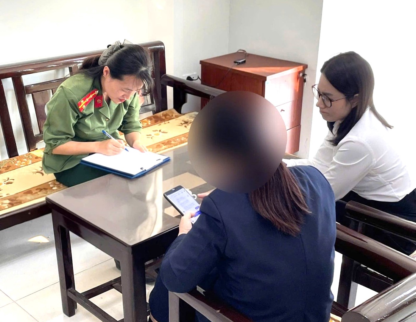 Cán bộ Công an tỉnh Cao Bằng tuyên truyền, phân tích và hướng dẫn bà H nhận diện thủ đoạn lừa đảo.