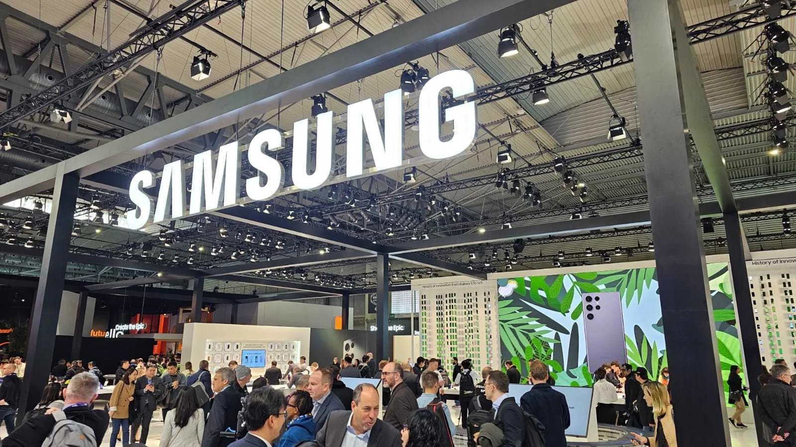 Gian hàng Samsung tại Triển lãm Di động Thế giới (Mobile World Congress) ở Barcelona năm 2023. Ảnh Sammobile