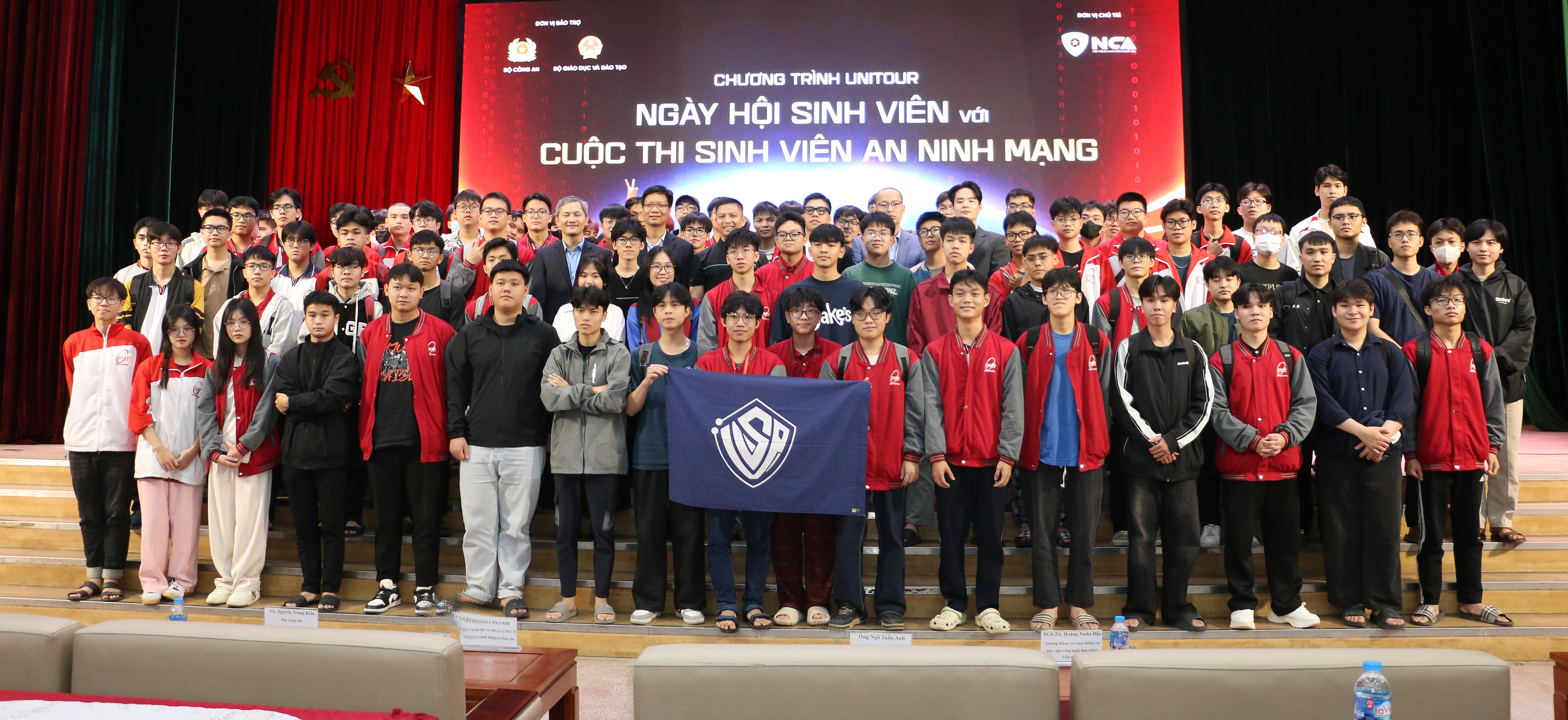 Các diễn giả và sinh viên chụp ảnh lưu niệm