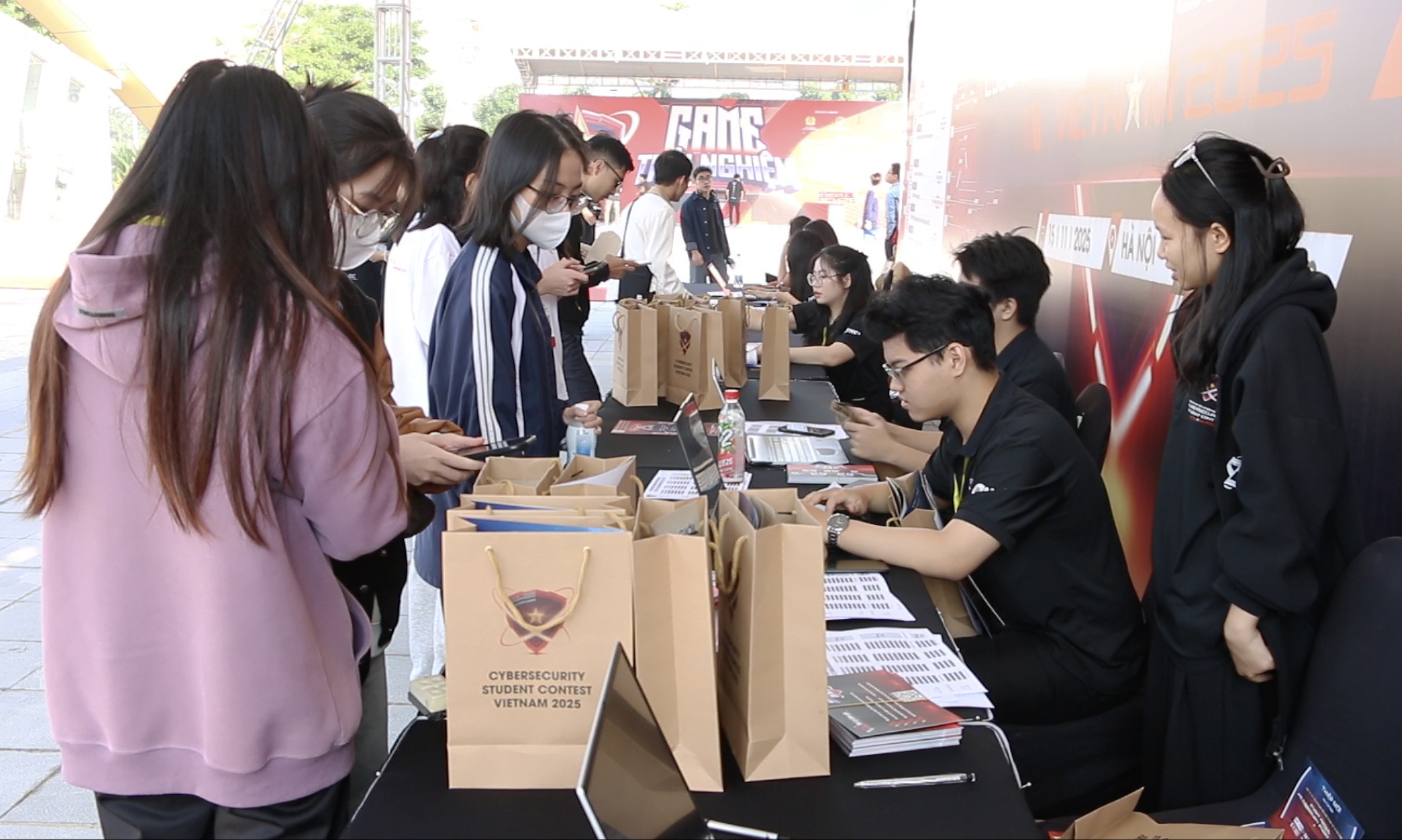 Sinh viên đăng ký trải nghiệm các hoạt động bên lề sự kiện Vòng Chung khảo cuộc thi Sinh viên An ninh mạng 2025