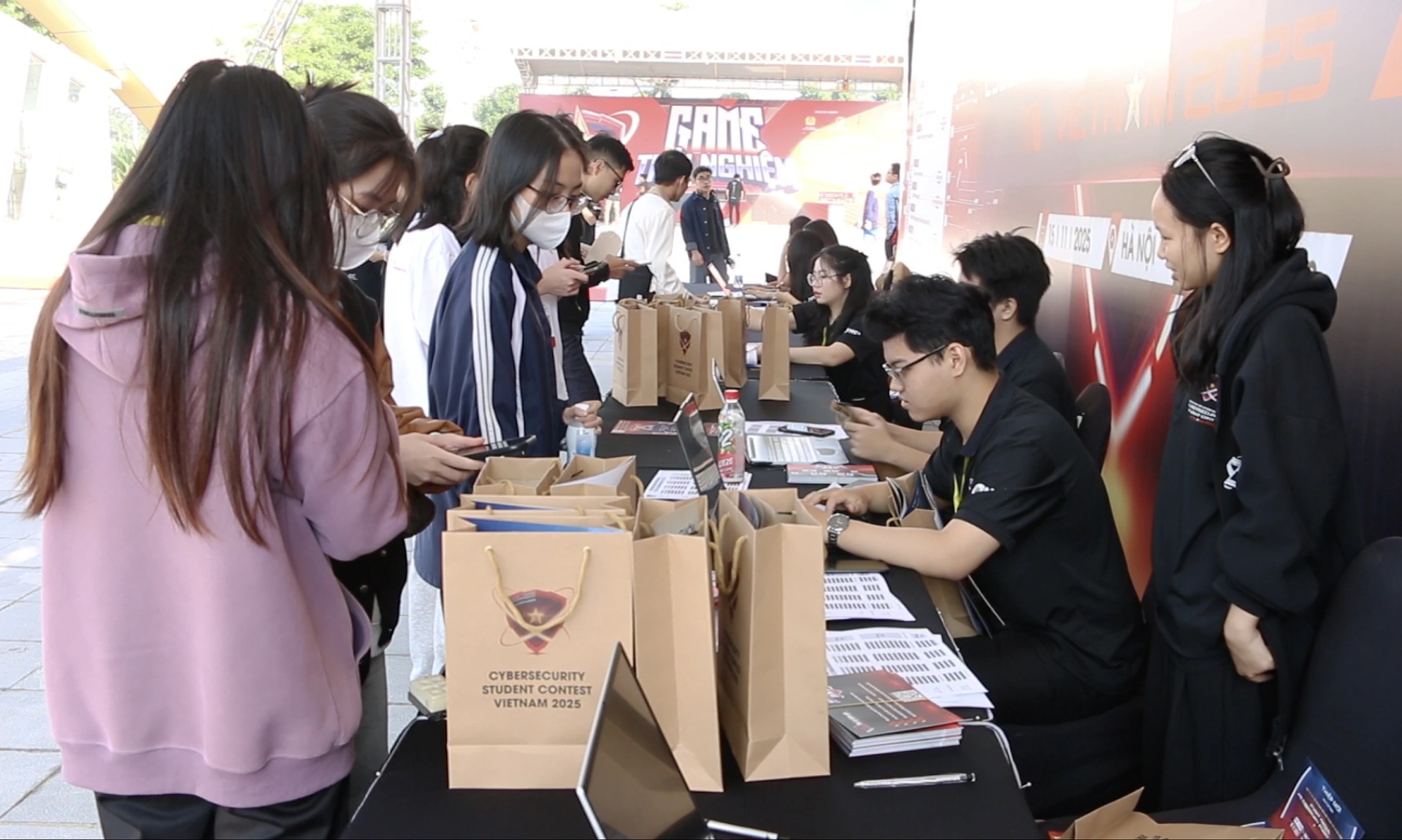 Sinh viên đăng ký trải nghiệm các hoạt động bên lề sự kiện Vòng Chung khảo cuộc thi Sinh viên An ninh mạng 2025