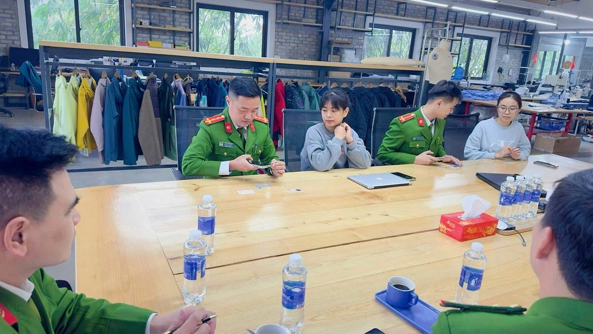 Công an xã Phú Cát hướng dẫn Công ty may Ditech thực hiện khai báo.