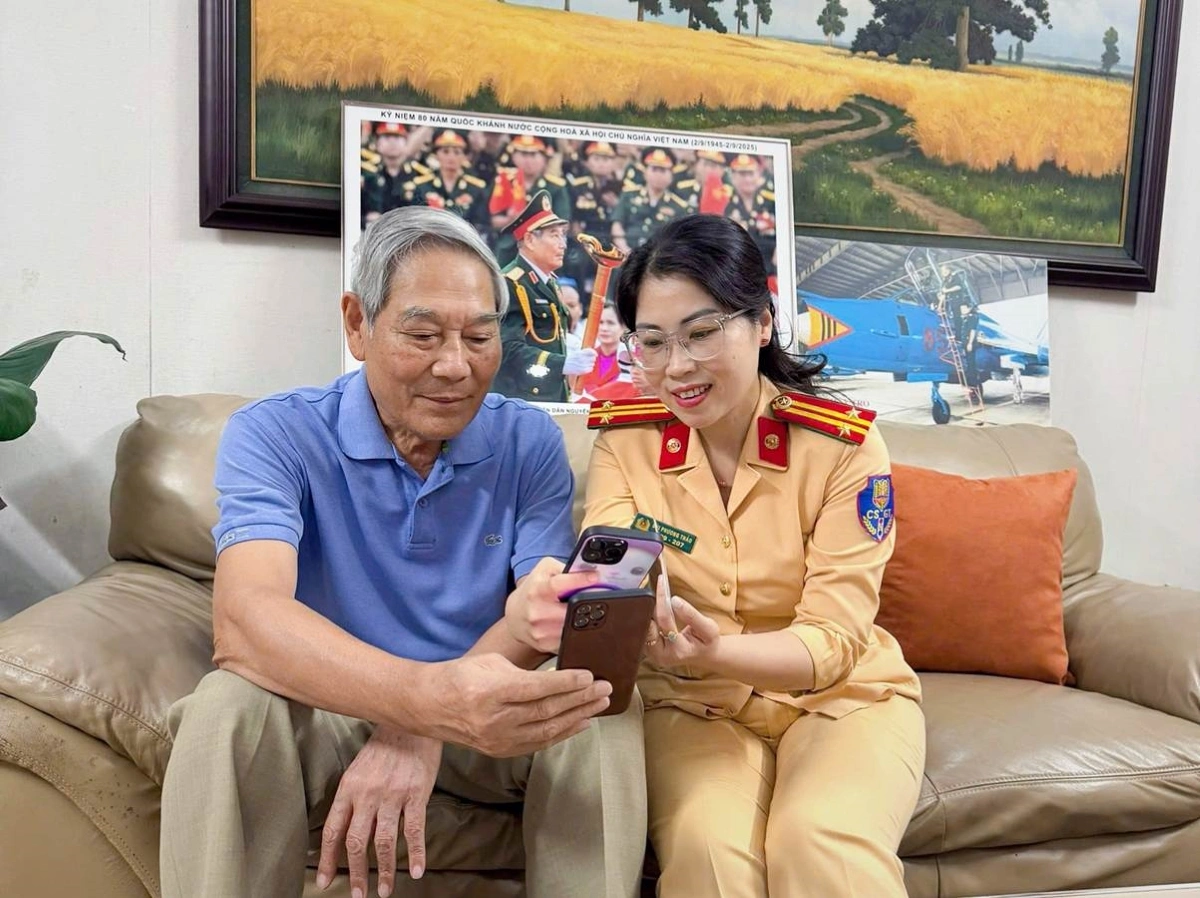 CATP Hà Nội tăng cường hướng dẫn người dân làm sạch dữ liệu.