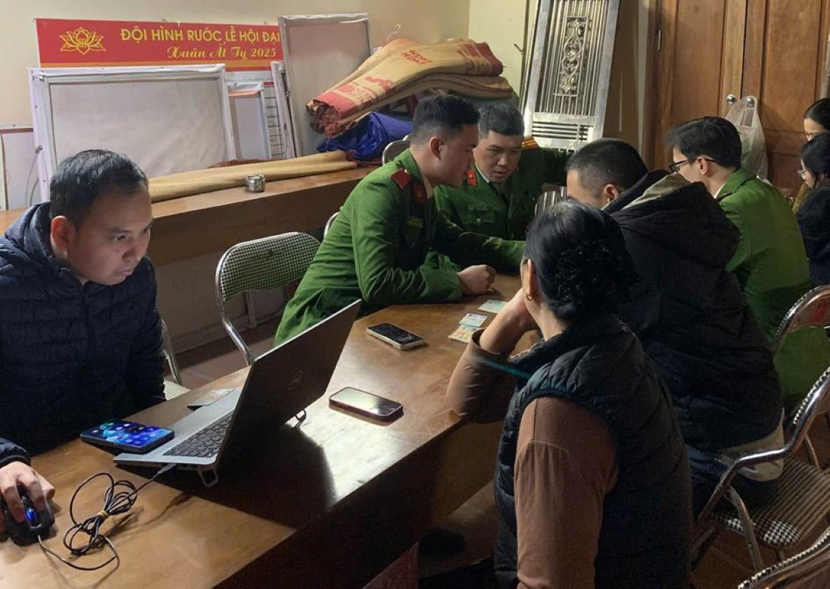 Công an phường Hà Đông hướng dẫn người dân trên địa bàn