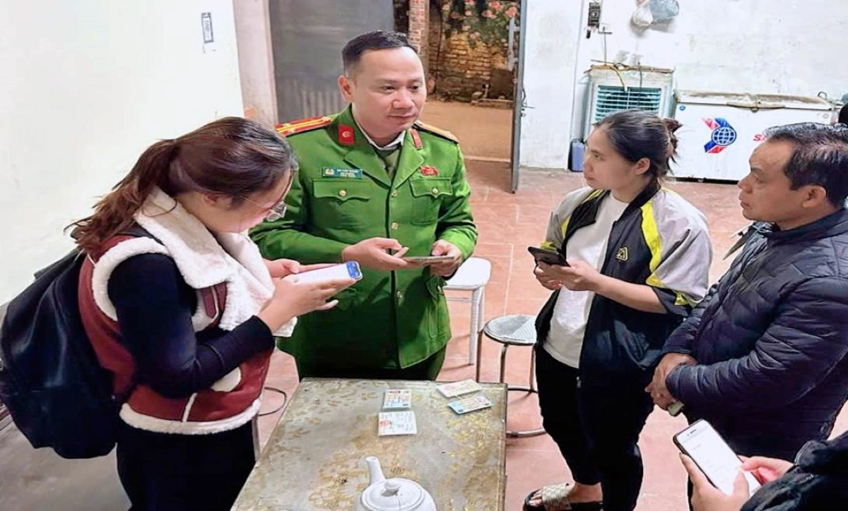 Công an xã An Khánh hướng dẫn công dân.