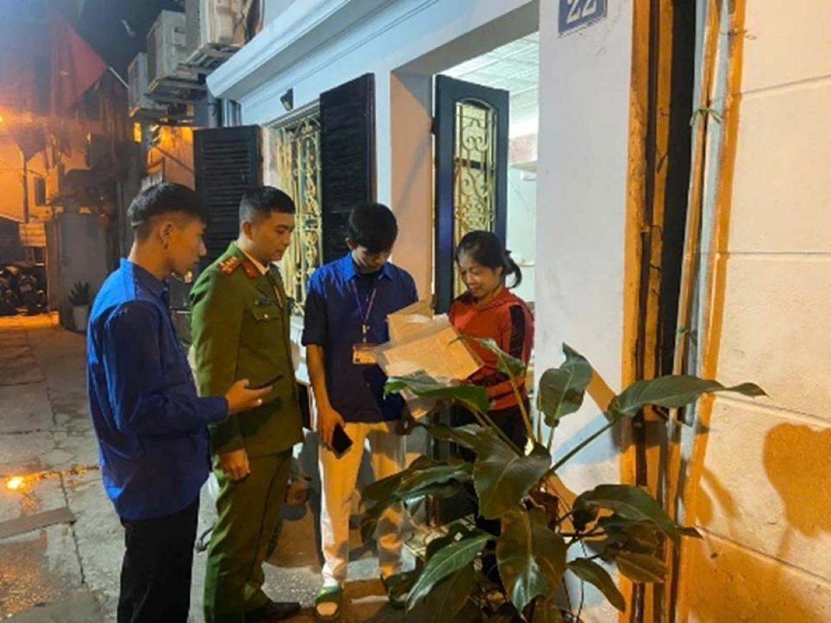 Công an phường Khương Đình hướng dẫn người dân làm sạch dữ liệu.