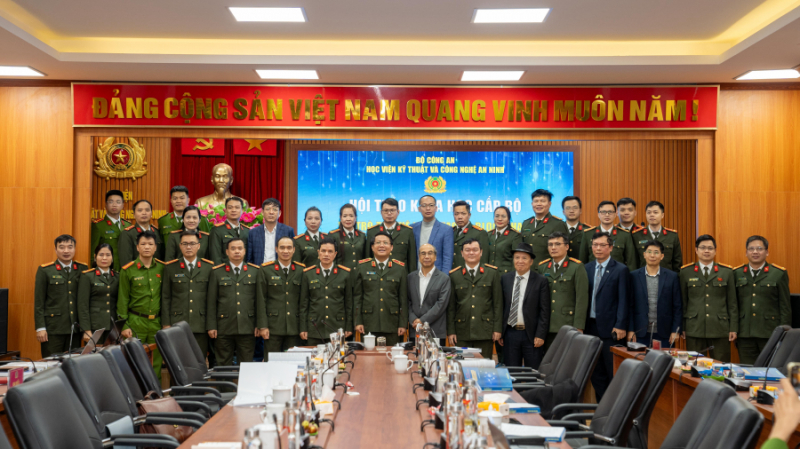 Các đại biểu chụp ảnh kỷ niệm tại hội thảo. 