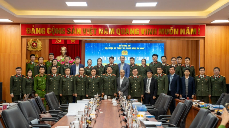 Các đại biểu chụp ảnh kỷ niệm tại hội thảo. 