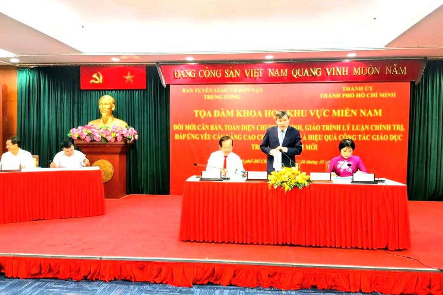 GS.TS Lê Văn Lợi, Chủ tịch Viện Hàn lâm Khoa học xã hội Việt Nam phát biểu tại tọa đàm