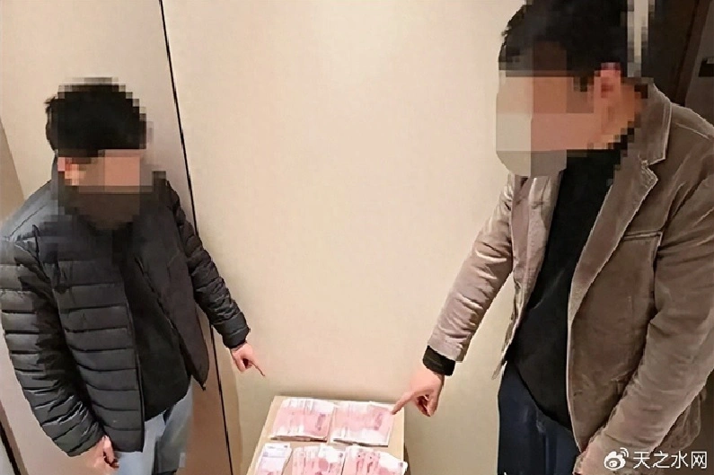 Nghi phạm đường dây rửa tiền và tang vật. Ảnh Sina