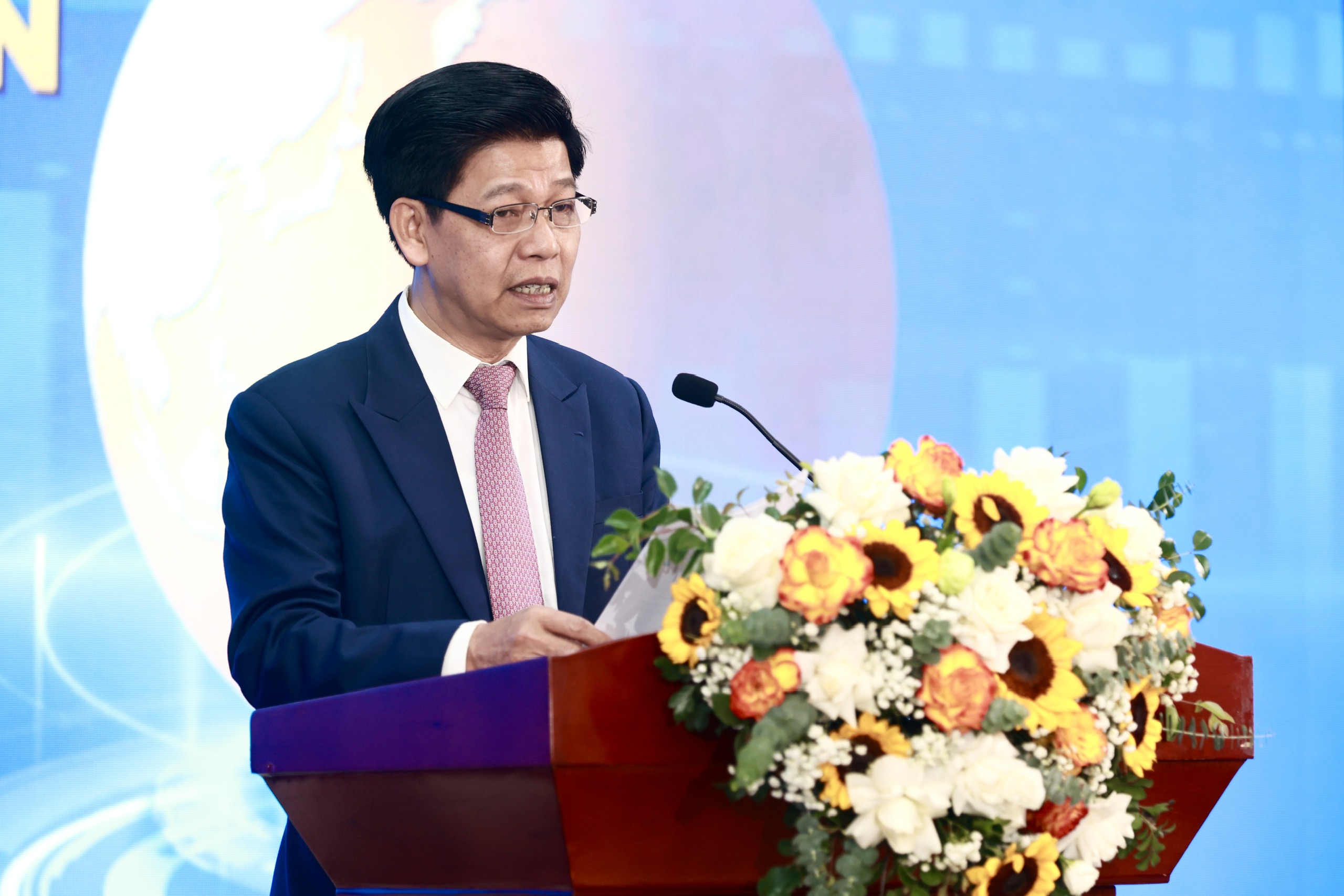 Ông Phạm Văn Hoành - Tổng biên tập báo Tài chính - Đầu tư phát biểu khai mạc tọa đàm