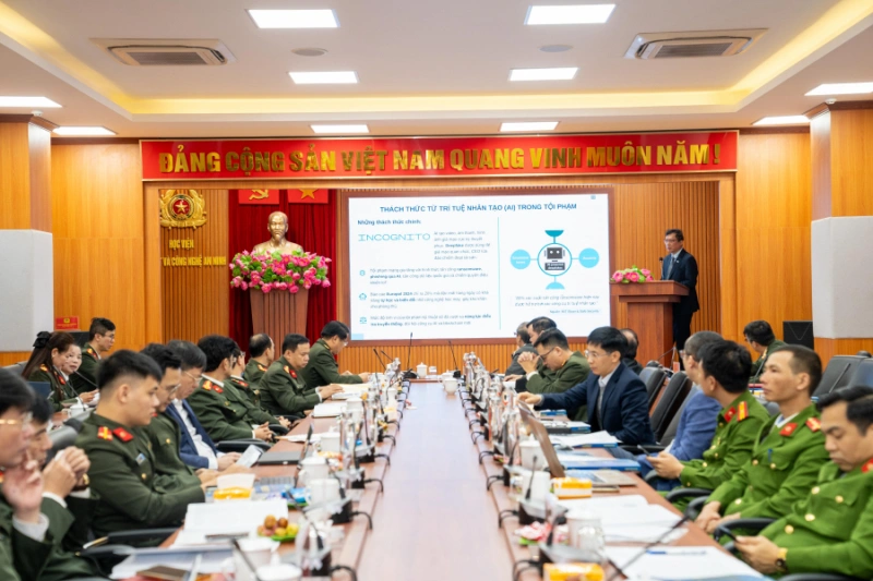 TS Đặng Minh Tuấn, Viện trưởng Viện nghiên cứu ứng dụng công nghệ CMC chia sẻ tại hội thảo.