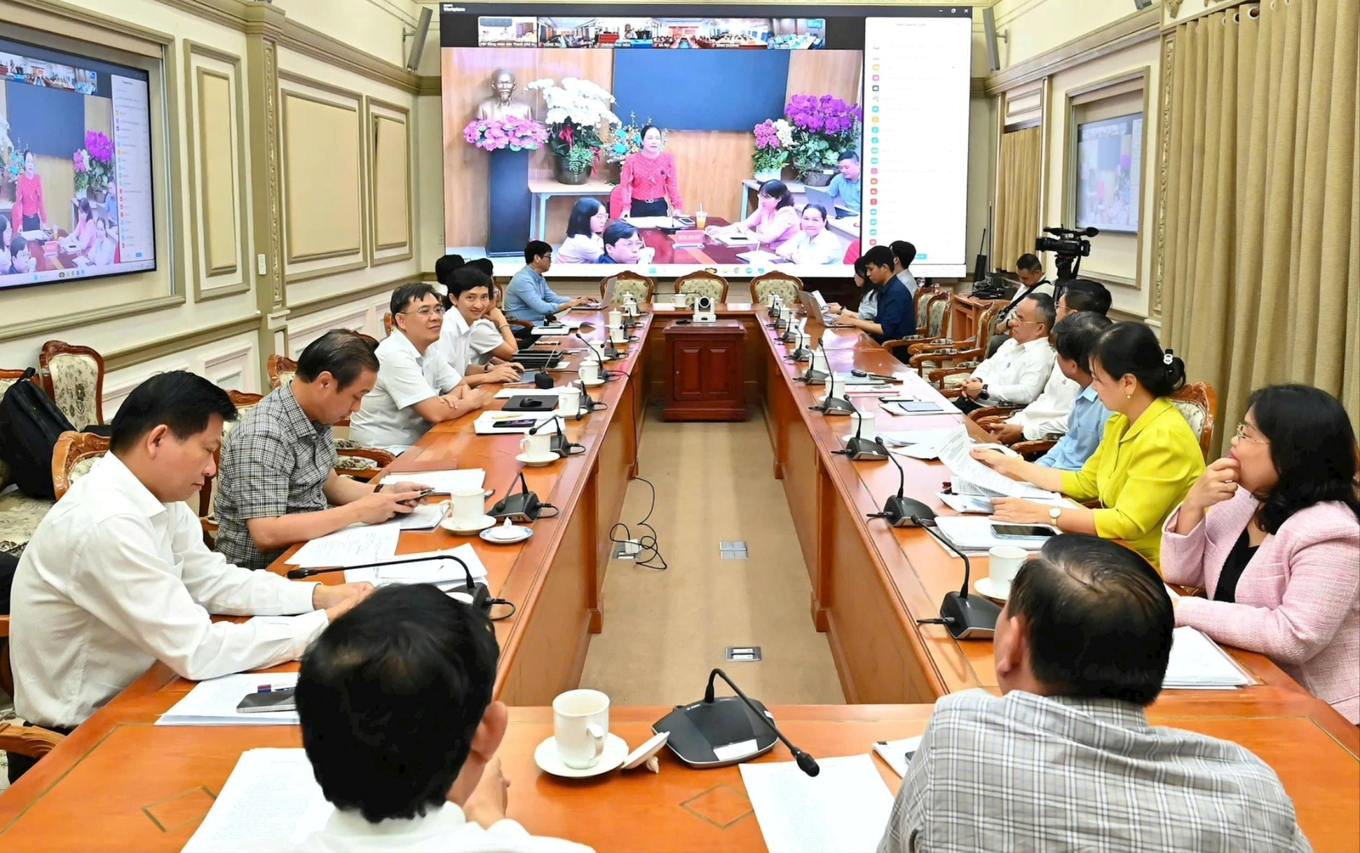 Toàn cảnh Hội nghị trực tuyến triển khai phần mềm ứng dụng điều hành kỳ họp HĐND cấp xã do Thường trực HĐND TP.HCM tổ chức.