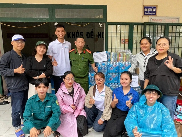 Thành viên JCI trong một đợt tặng quà thiện nguyện