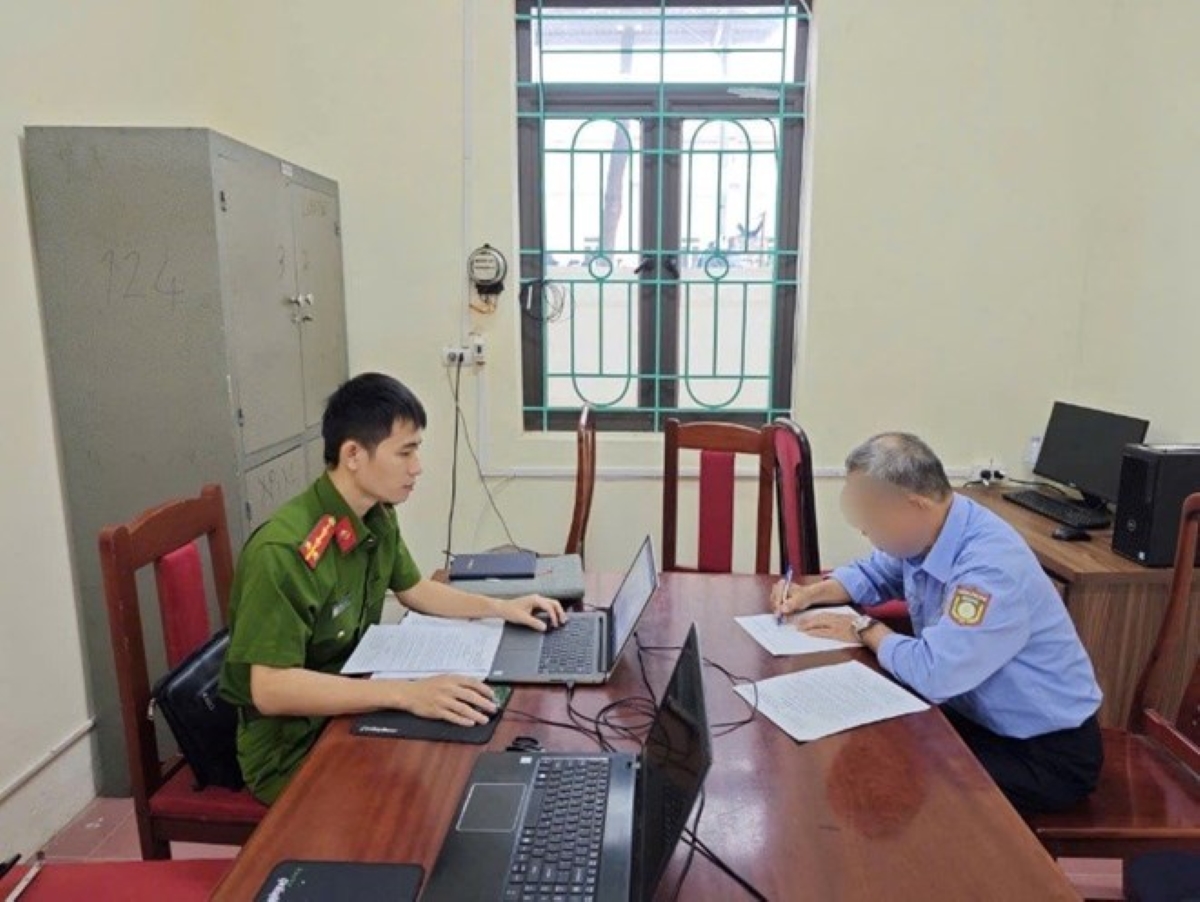 Ông L.V.T tại cơ quan công an. Ảnh: Công an tỉnh Bắc Ninh