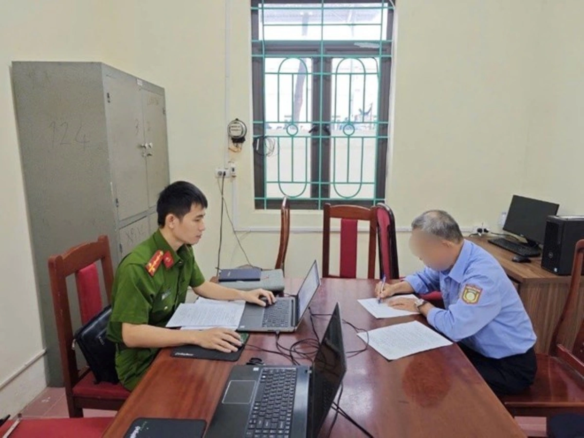 Ông L.V.T tại cơ quan công an. Ảnh: Công an tỉnh Bắc Ninh