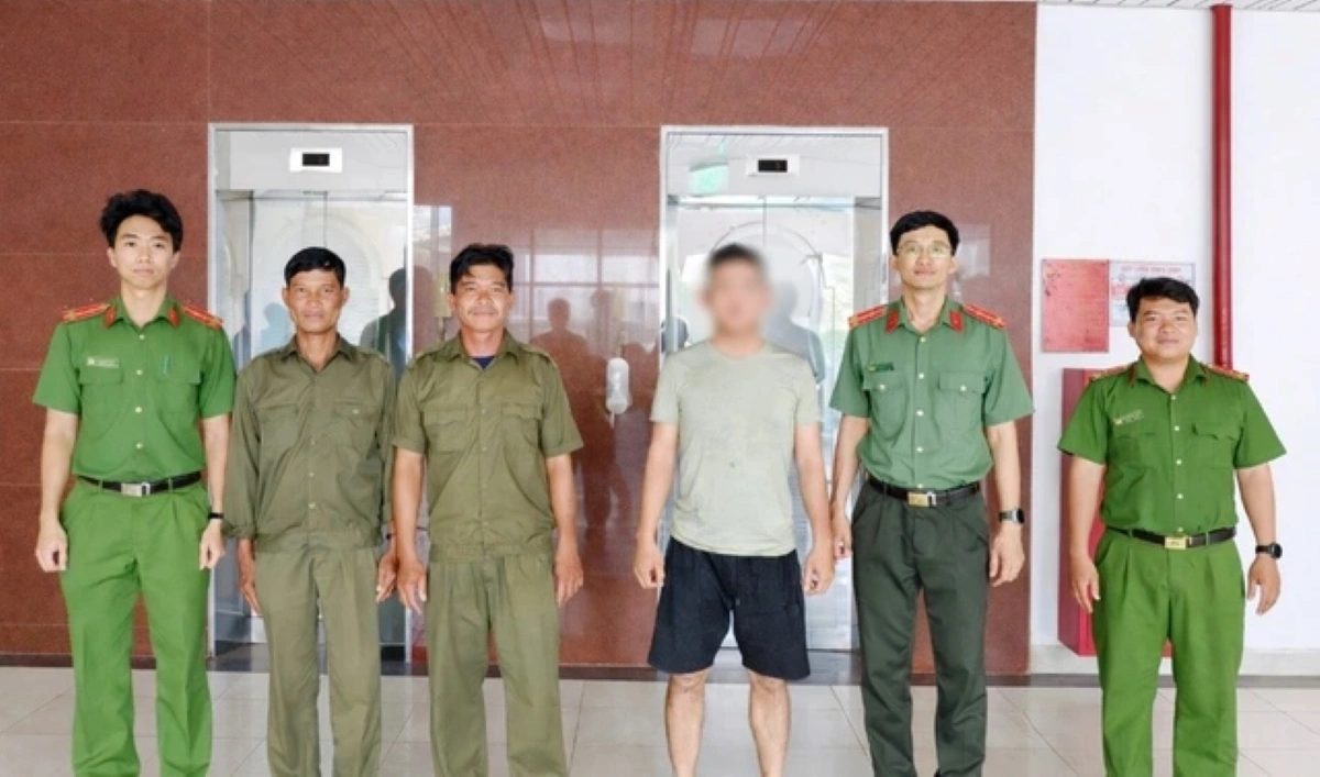 Bàn giao các công dân cho công an cấp xã quản lý tại địa phương.