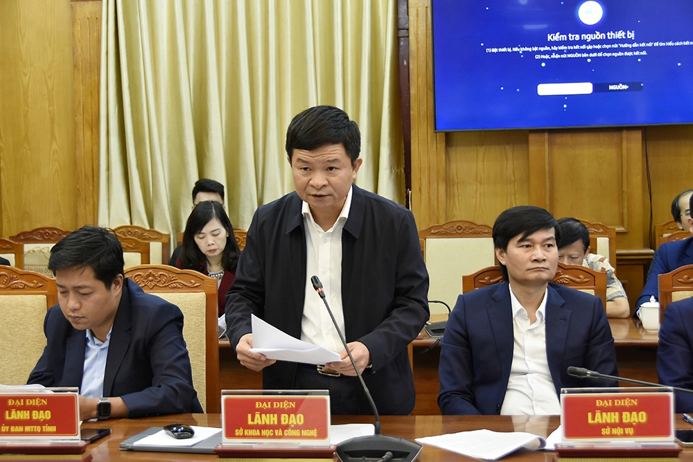 Đại diện lãnh đạo Sở Khoa học và Công nghệ trình bày báo cáo về quá trình xây dựng dự thảo Chiến lược dữ liệu tỉnh giai đoạn 2025 - 2030, tầm nhìn 2035.