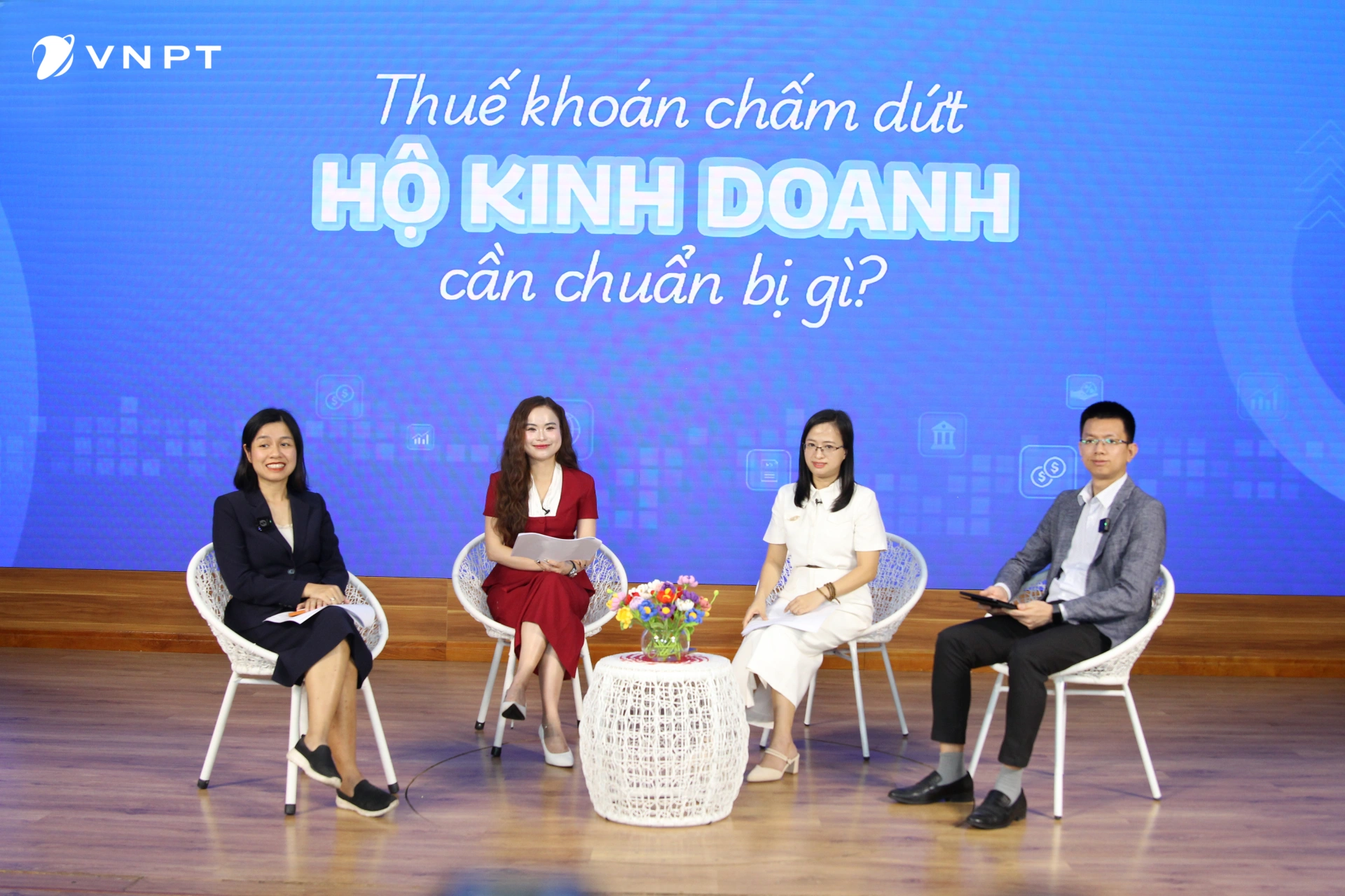 Từ phải qua trái: Ông Đỗ Kế Công - Phó Giám đốc Trung tâm Dịch vụ số doanh nghiệp, VNPT VinaPhone), bà Hoàng Hồng Liên - Giám đốc Bộ phận Tư vấn Thuế & Doanh nghiệp Nexia STT), MC và bà Nguyễn Hải Vân - Giám đốc phân khúc Khách hàng khá giả Ngân hàng MSB trao đổi tại buổi tọa đàm.