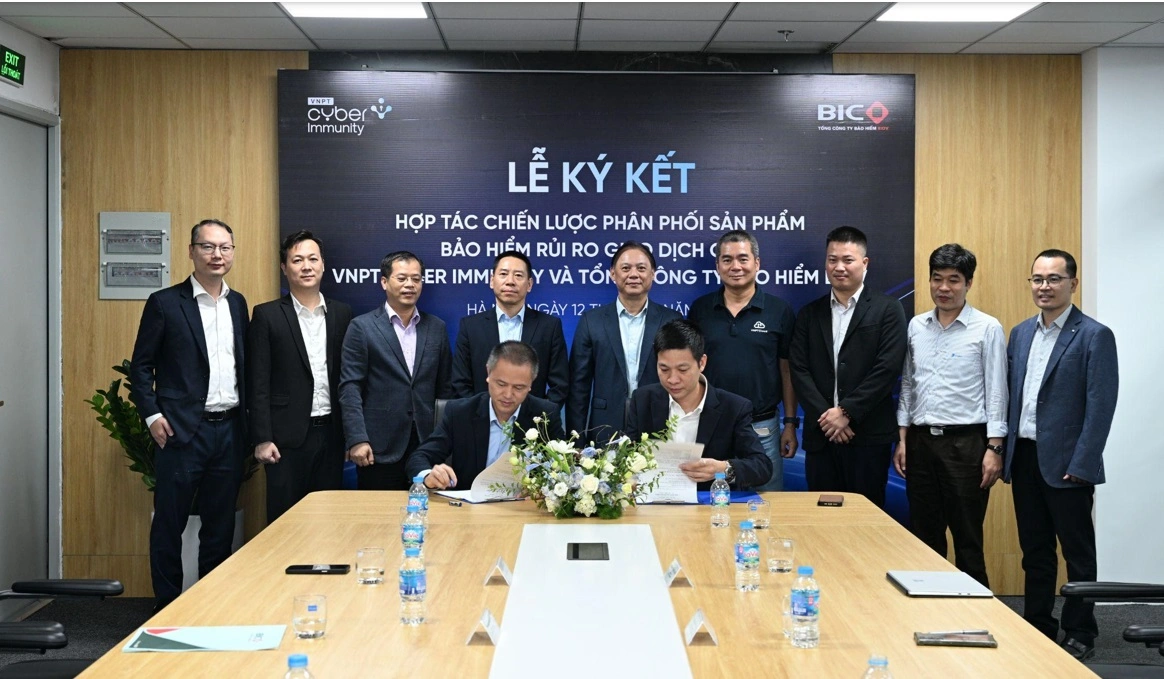 Đại diện lãnh đạo VNPT Cyber Immunity và BIC ký kết hợp đồng hợp tác dưới sự chứng kiến của hai bên