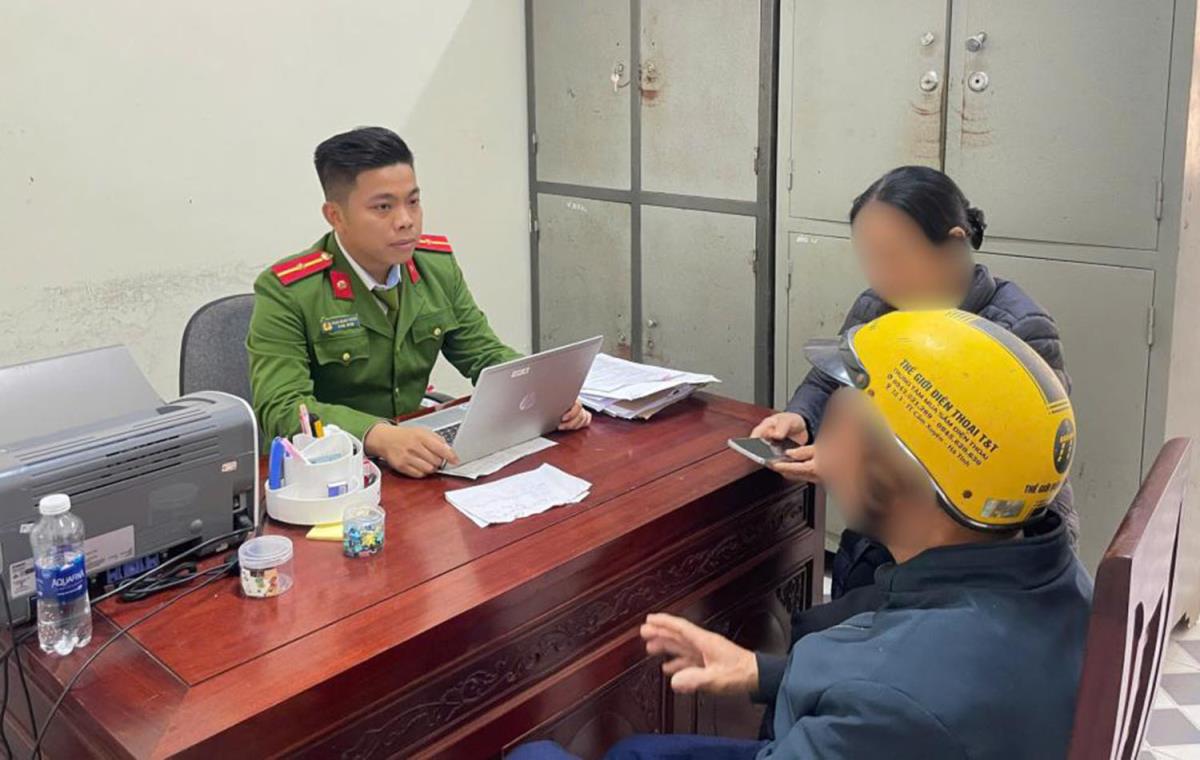 Bà H. cùng chồng đến Công an xã trình báo vụ việc.