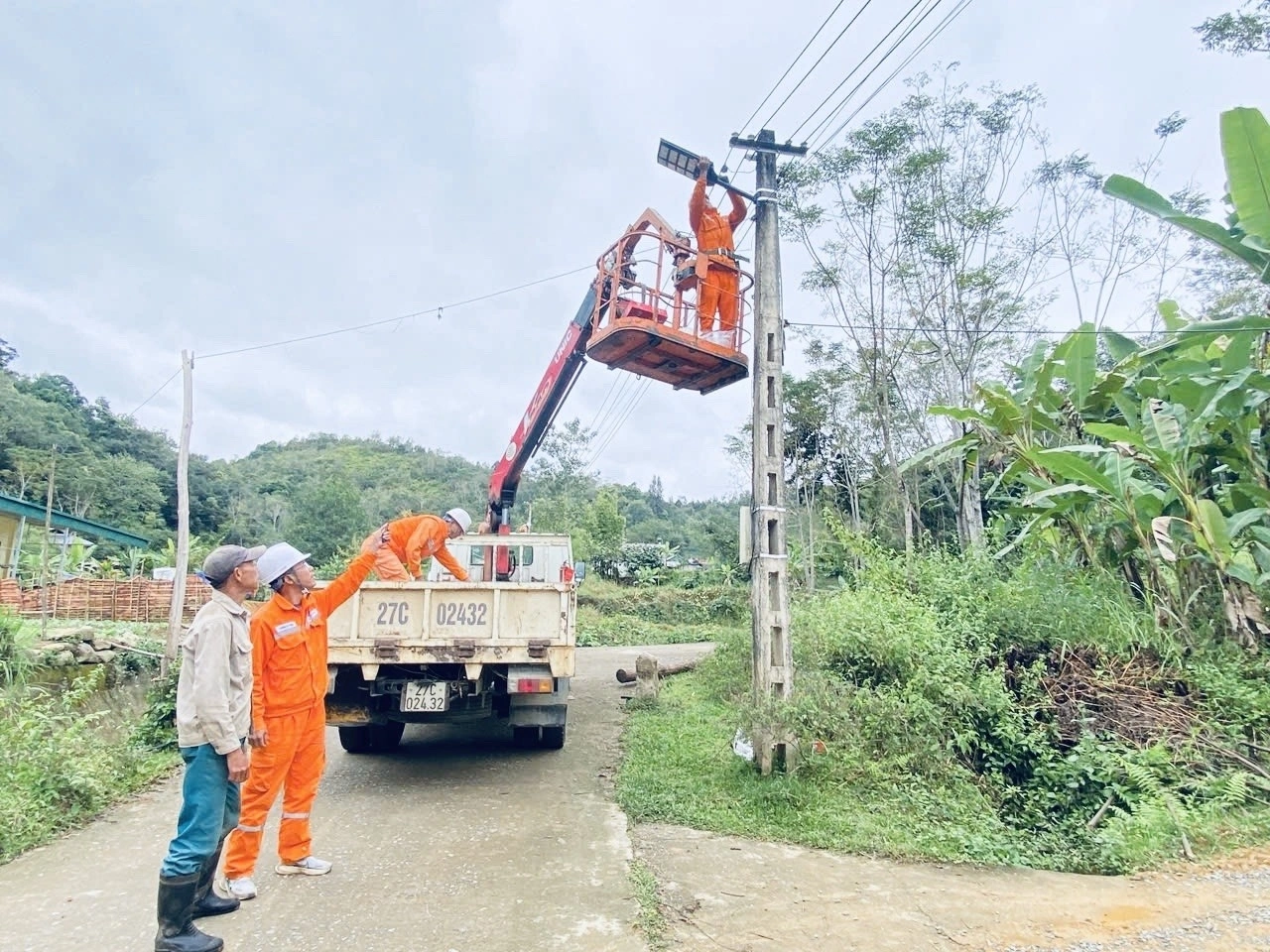 Công nhân Đội QLĐLKV Tuần Giáo triển khai lắp hệ thống chiếu sáng tại bản Huổi Hạ