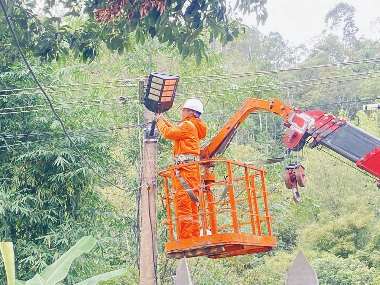 Hệ thống chiếu sáng công cộng được lắp mới, góp phần nâng cao an toàn giao thông và đời sống người dân địa phương