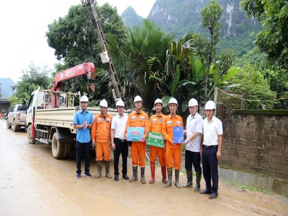 Công đoàn EVNNPC thăm hỏi, động viên NLĐ đang làm việc để khắc phục thiệt hại sau bão trên địa bàn tỉnh Lạng Sơn
