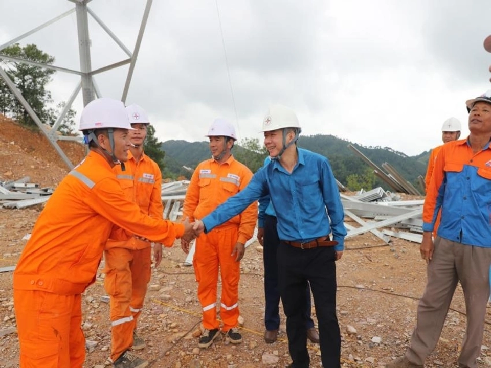 Công đoàn EVNNPC thăm hỏi, động viên người lao động tham gia thi công Dự án đường dây 500kV mạch 3 tại Nghệ An