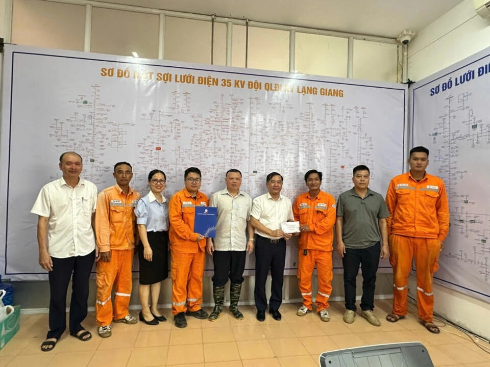 Công đoàn EVNNPC thăm hỏi, động viên người lao động CTĐL Bắc Ninh khắc phục hậu quả sau bão