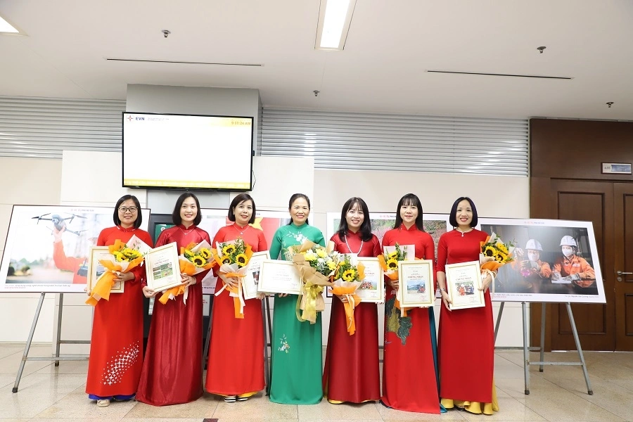 Nữ Đoàn viên Công đoàn EVNNPC xuất sắc nhận nhiều giải thưởng tại Lễ trao giải Nét đẹp EVN.