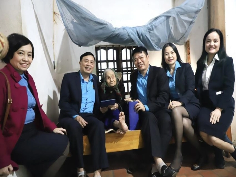 Công đoàn EVNNPC tặng quà chúc Tết mẹ Việt Nam Anh hùng CTĐL Hà Tĩnh nhận phụng dưỡng