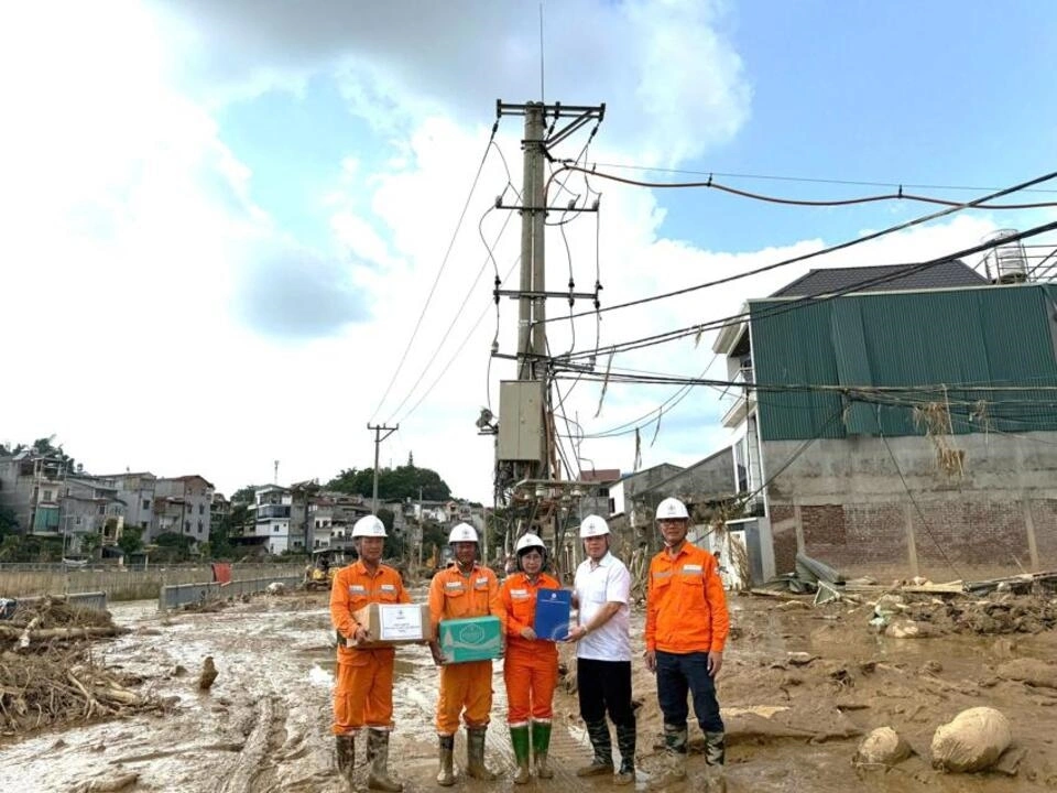 Công đoàn EVNNPC động viên người lao động khắc phục thiệt hại do bão lũ gây ra cho lưới điện tại Cao Bằng