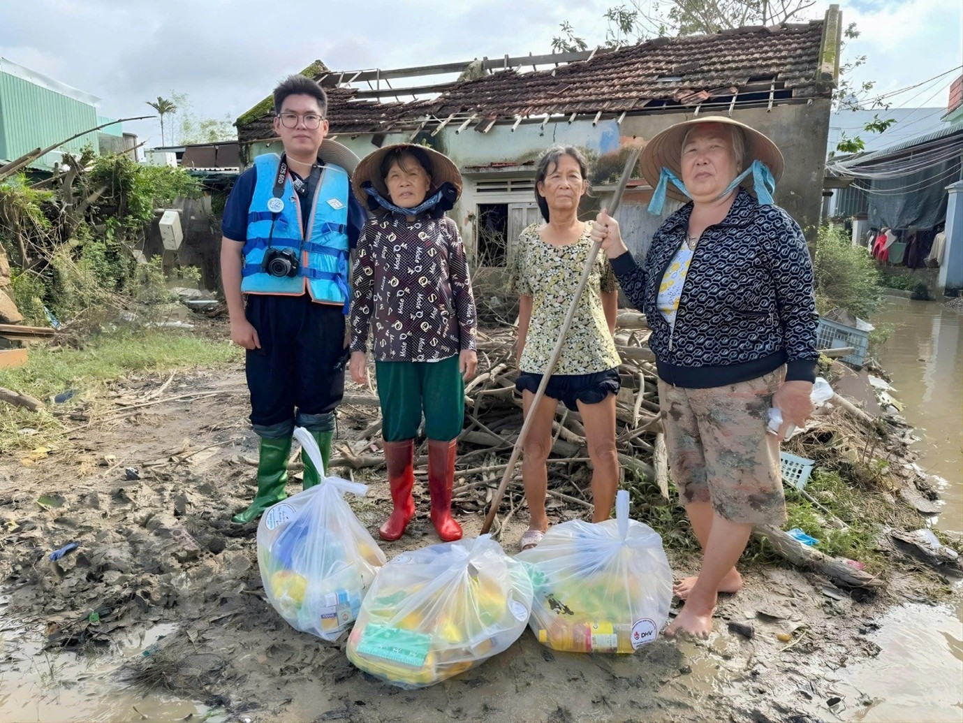 Đoàn CLB thiện nguyện Ấm Tình Yêu Thương đến tiếp tế tại miền Trung