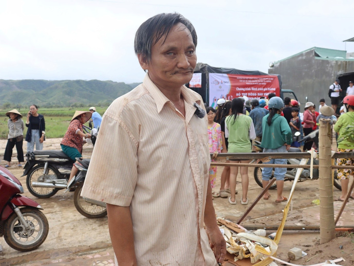 Chú Trần Anh Trung, 50 tuổi, ngụ tại thôn Long Hà, xã Đồng Xuân, tỉnh Đắk Lắk có dị tật ở mắt khiến chú khó khăn trong việc lao động hàng ngày