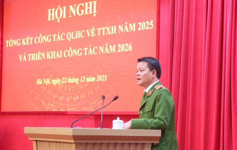 Thiếu tướng Vũ Văn Tấn, Cục trưởng Cục Cảnh sát QLHC về TTXH, chủ trì hội nghị.