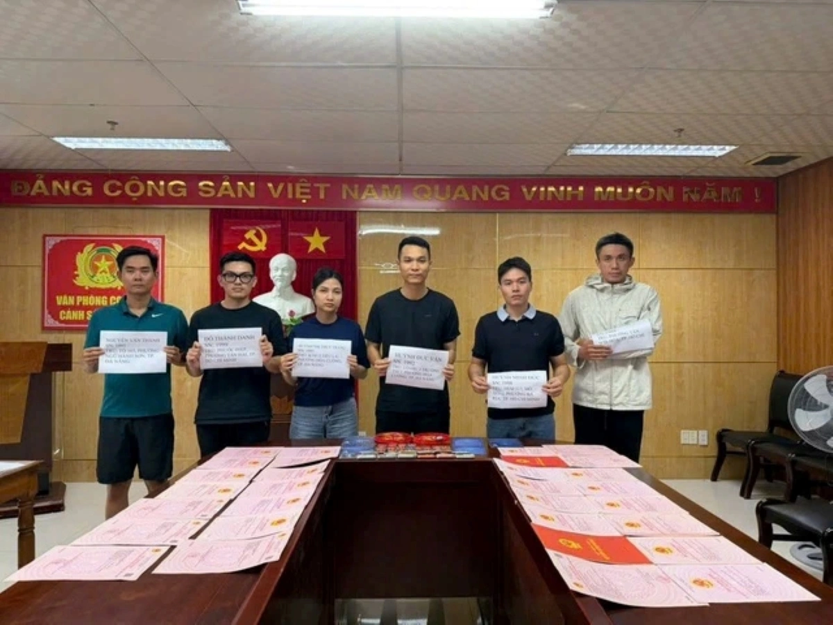 Bị can Huỳnh Đức Vân (thứ 3 từ phải sang) cùng các bị can liên quan trong vụ án lừa đảo đa cấp tiền ảo tại cơ quan Công an TP.Đà Nẵng